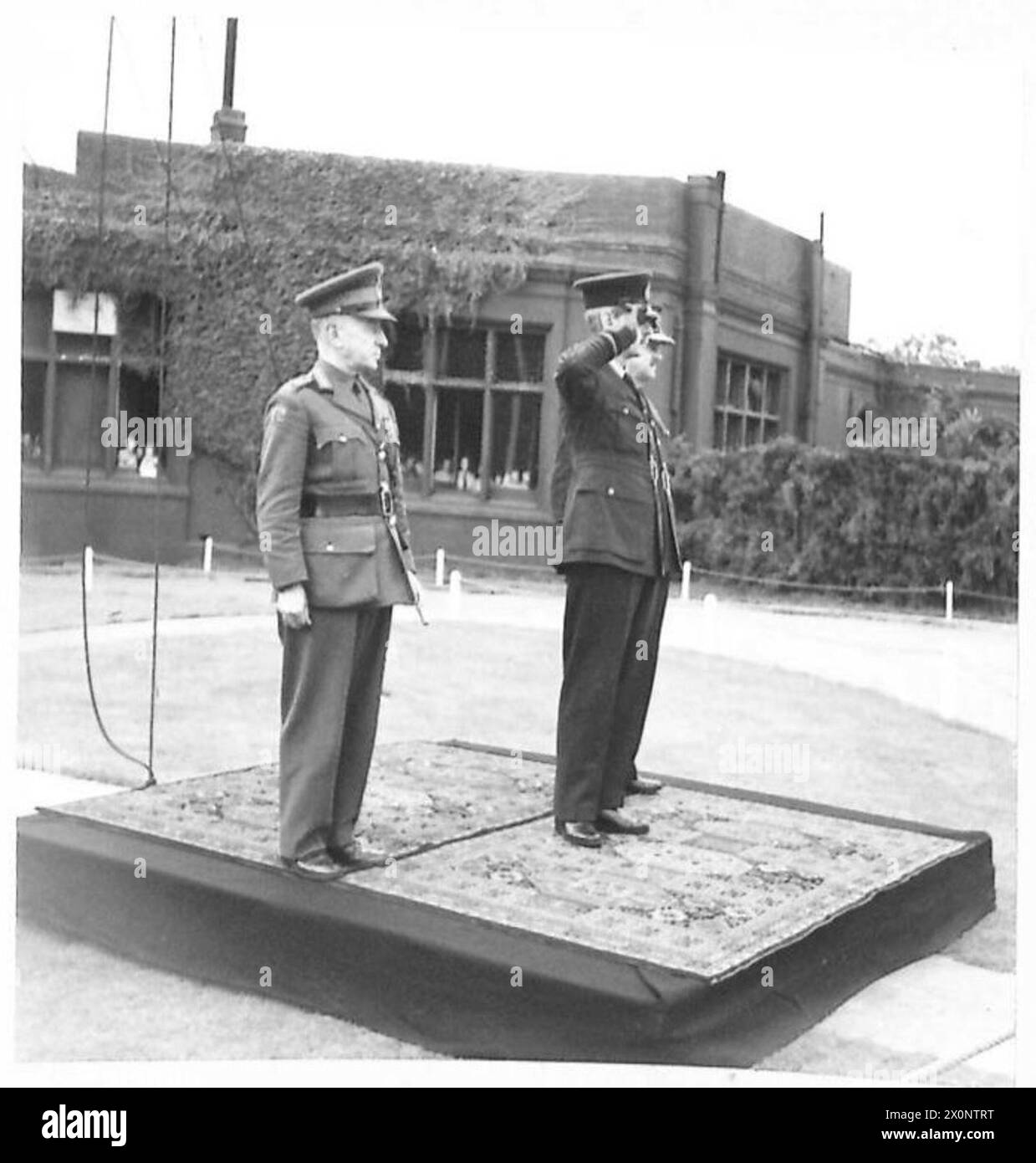 DAS JAGDKOMMANDO ERINNERT AN DIE SCHLACHT VON GROSSBRITANNIEN – Sir Hugh Dowding (RAF) und General Sir F.A. Pile (GOC-in-C AA Command) auf der Saluting Base. Fotografisches negativ, britische Armee Stockfoto