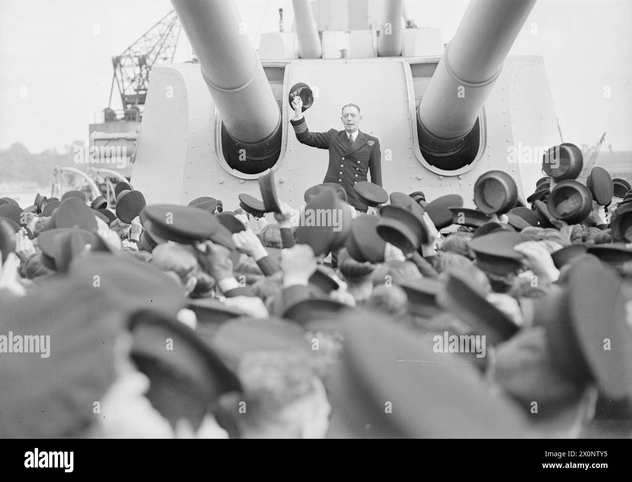 Die HMS Shropshire, ein Cruiser der County Class, wurde am 25. Juni 1943 an die Royal Australian Navy in Chatham übergeben, um die HMAS Canberra zu ersetzen. Captain J.A. Collins befehligte das Schiff. Stockfoto