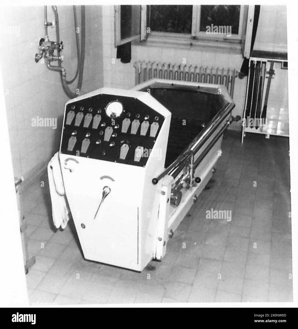 Foto von elektrischen Badgeräten in der Psycho-Therapieabteilung einer Wehrmachtskaserne und eines Krankenhauses in Deutschland während der Operationen der Britischen Rheinarmee. Stockfoto