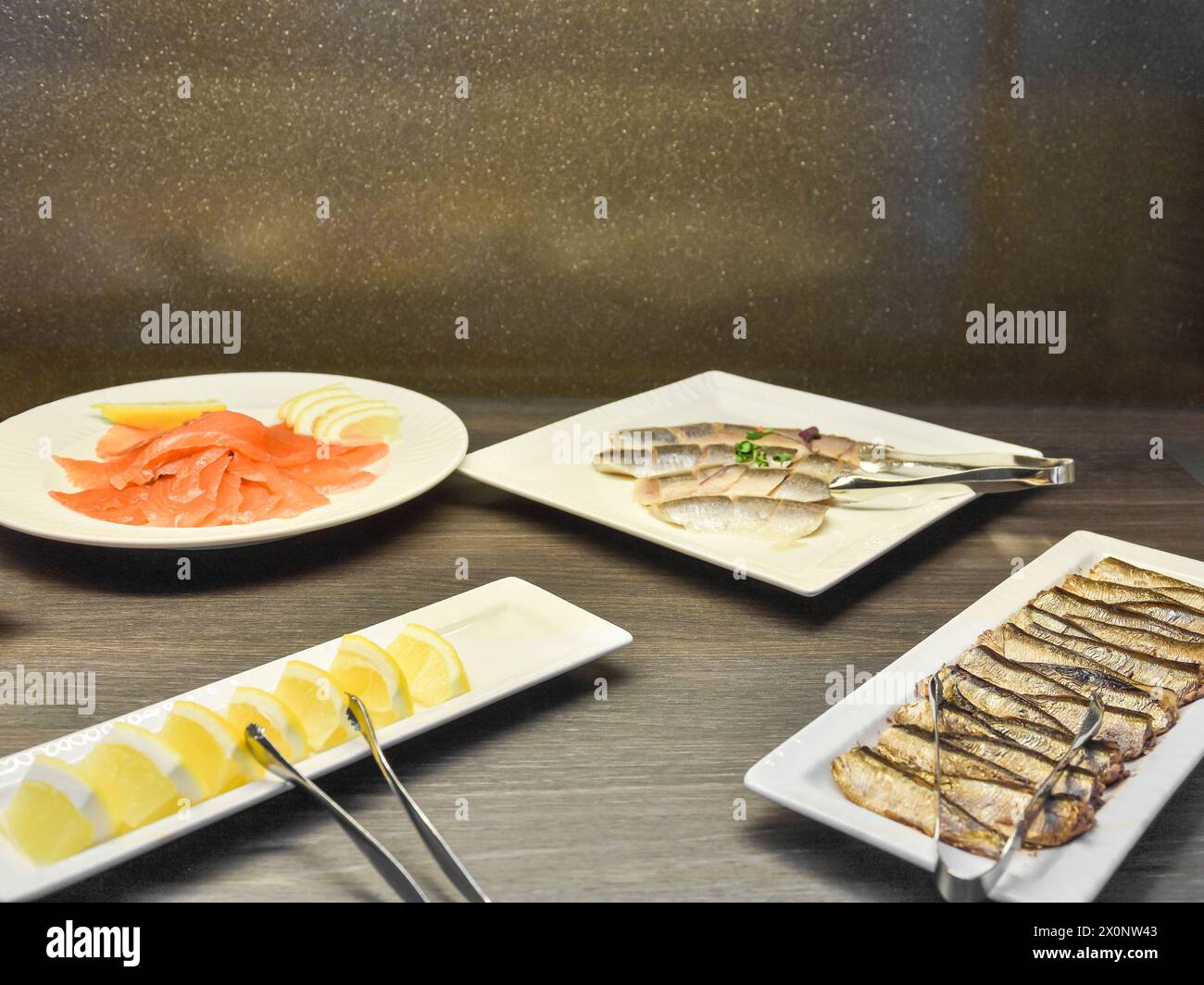 Selbstbedienungs-Frühstücksbuffet mit verschiedenen Fischgerichten Stockfoto