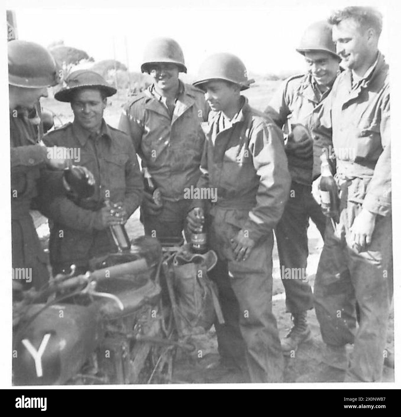 Soldaten genießen während des Zweiten Weltkriegs Bier, darunter Pte. D. Whittington, Pte. C. Kirk, Pvt. J.S. Wojcieszer, CPL. Ralph V. McCoy, Pvt. D.E. Newell und Pvt. R.L. Bowman, aus verschiedenen britischen und US-amerikanischen Orten. Stockfoto