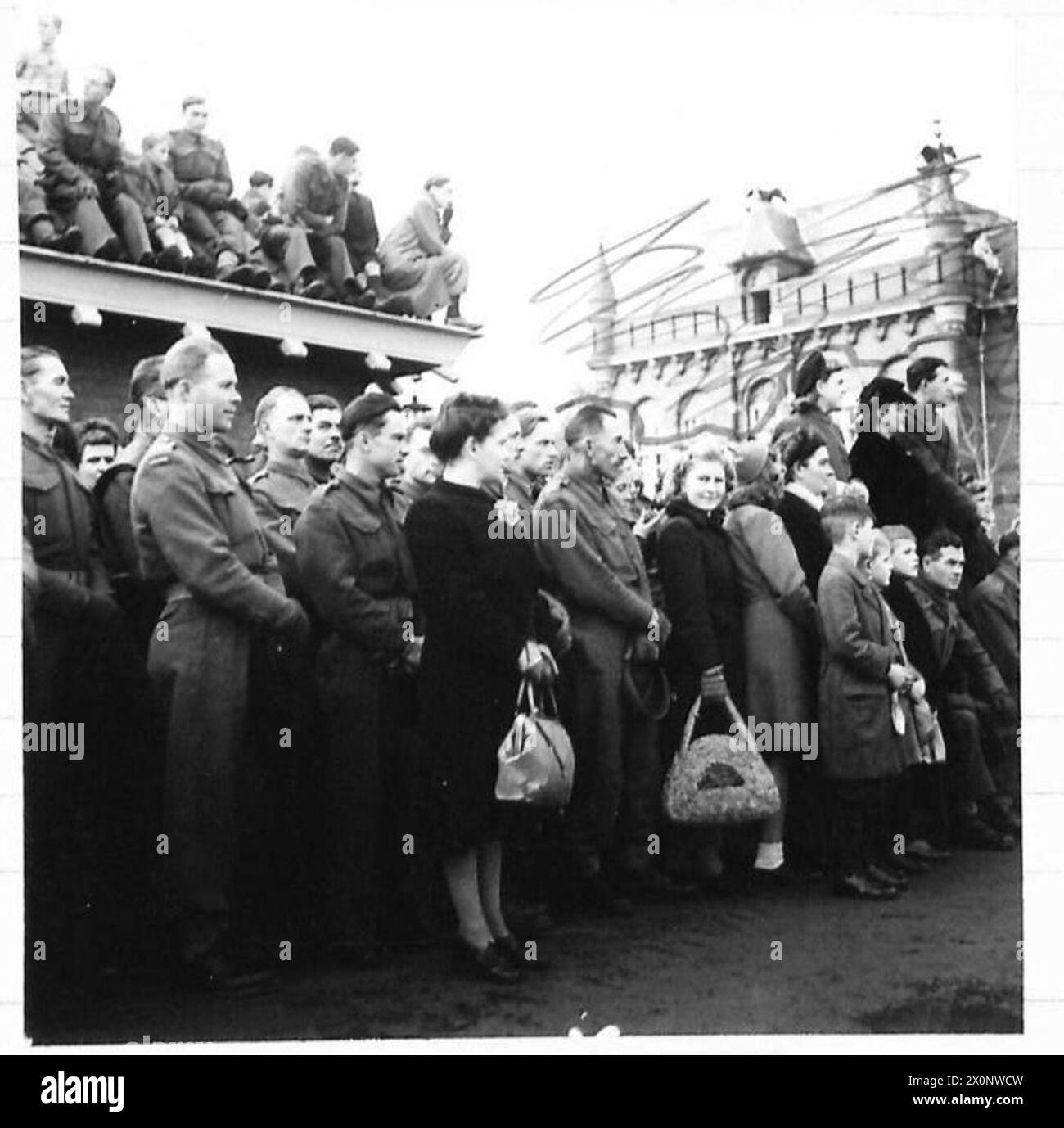 Britische und polnische Streitkräfte feiern in Breda den polnischen Unabhängigkeitstag, einschließlich zeremonieller und religiöser Veranstaltungen, in Anwesenheit von Bürgermeister Bartholomaeus Wouther Theodorus van Slobbe und General Stanisław Maczek von der 1. Polnischen Panzerdivision. Stockfoto