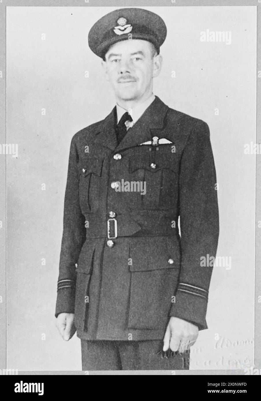 Fotografisches negativ mit Flight Lieutenant William Hugh Laird Dudley, einem Offizier der Royal Air Force. Fotografisches negativ, Royal Air Force Stockfoto