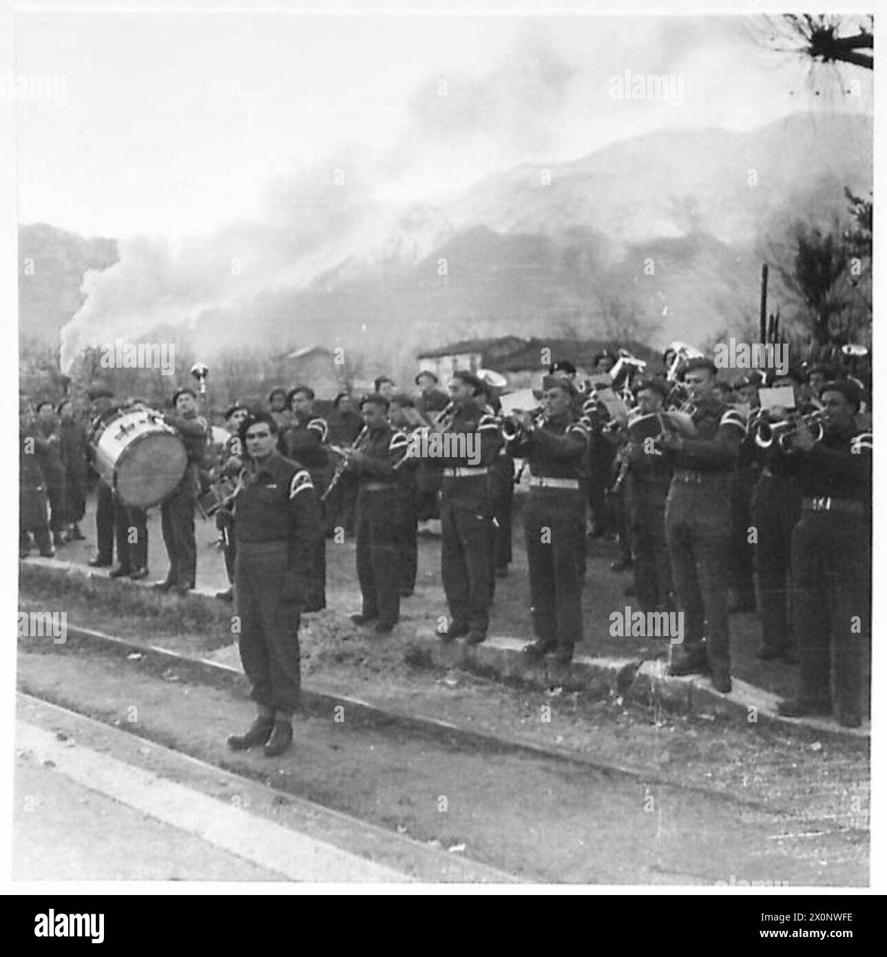 RÜCKFÜHRUNG DER TRUPPEN DES 2. POLNISCHEN KORPS VON ITALIEN NACH POLEN, 1945-1946 - Eine polnische Armeeband, die am 13. Dezember 1945 um 8.00 Uhr bei der Abreisezeremonie in Cervinara spielt. Die Nationalhymnen werden gespielt, während Beamte stehen, nachdem sie die Männer verabschiedet haben. Die Sequenz von NA 26518 - NA 26533 wurde während der Dreharbeiten zu einem Film über die Rückführung polnischer Truppen aus Italien aufgenommen. Dieser Film wurde speziell von den britischen Auswärtigen und Kriegsministerien angefordert.nach einer Vereinbarung in Wien vom 12. November 1945, zwischen dem alliierten Kommando in Italien, Russland, Polen A Stockfoto