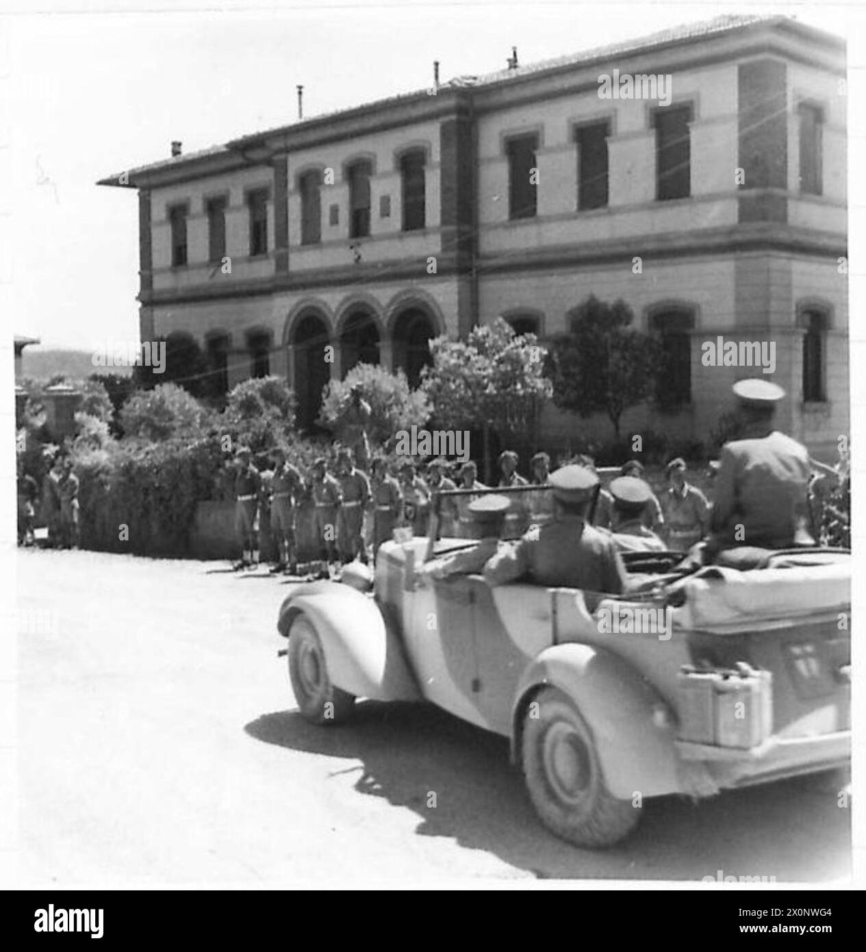 Der Wagen des Königs kommt während seines Besuchs in der Achten Armee an Männern der 24 Guards Brigade vorbei, die der Südafrikanischen Division angehört. Stockfoto