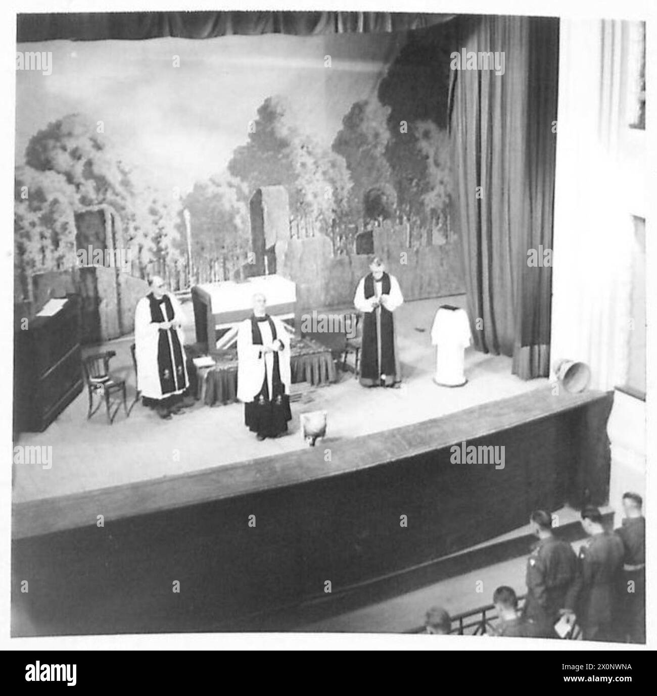 Reverend Hughes von der 8. Armee leistet einen Gottesdienst in Italien, begleitet vom Bischof von Southwark und Reverend Newsom, D.C.G., aus Nordafrika. Stockfoto