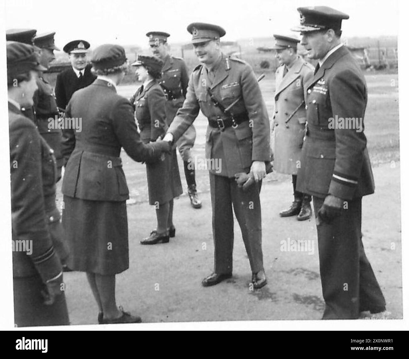 Der Duke of Gloucester inspiziert W.A.A.F. Personal und schüttelt bei der Ankunft in Nordirland die Hand mit einem Offizier. Stockfoto