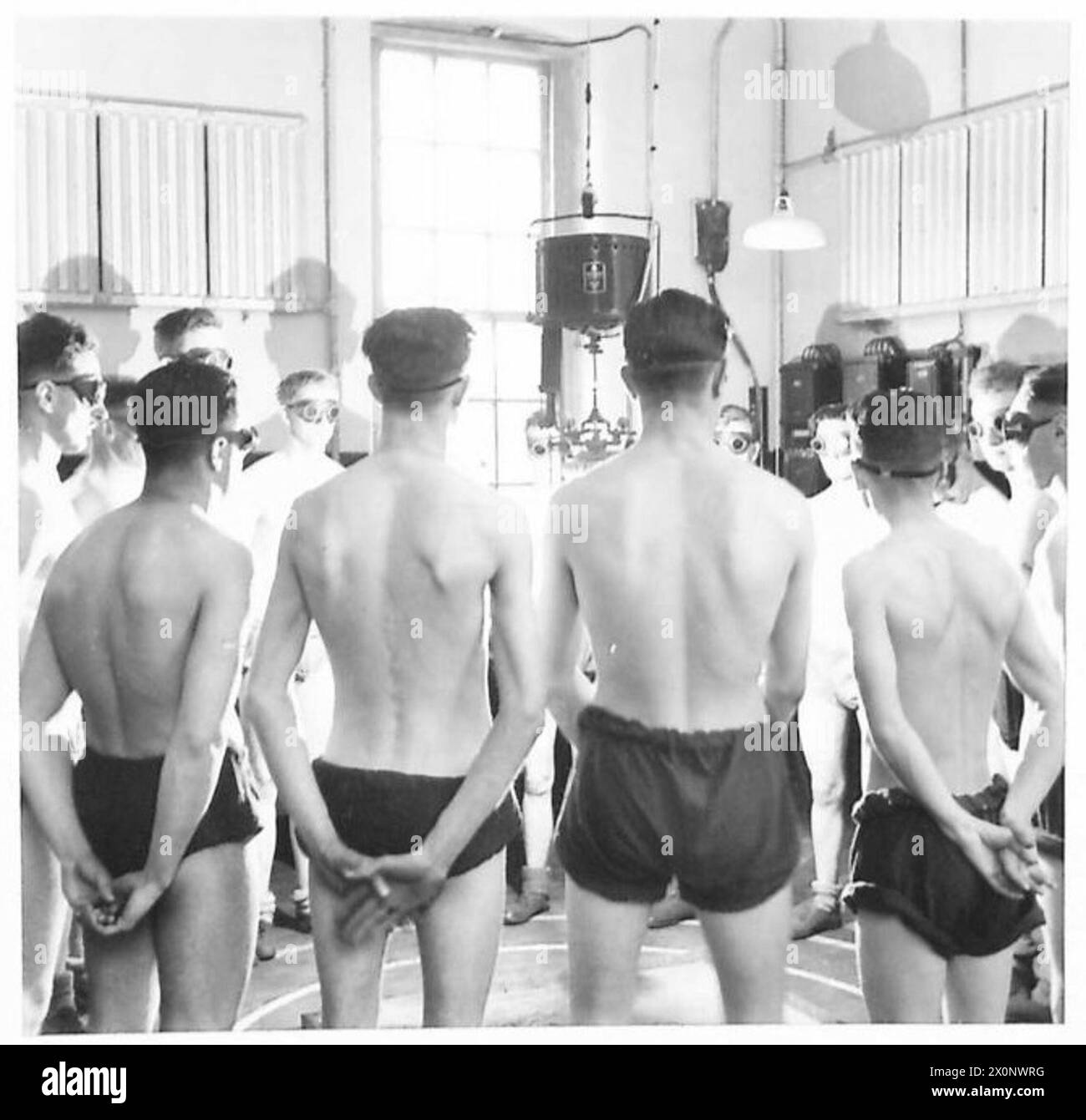 Eine UV-Behandlung wird in einem Physical Development Centre durchgeführt, fotografiert als negativ von der britischen Armee. Stockfoto