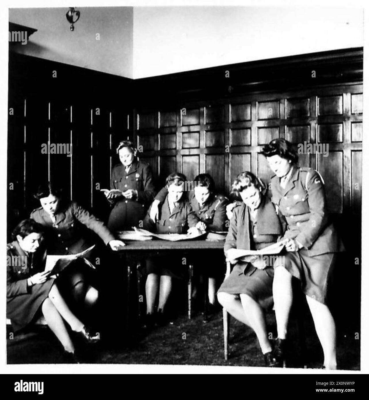 ATS-KLERIKSCHULE - Hilfskräfte im Lesesaal Fotonegativ , British Army Stockfoto