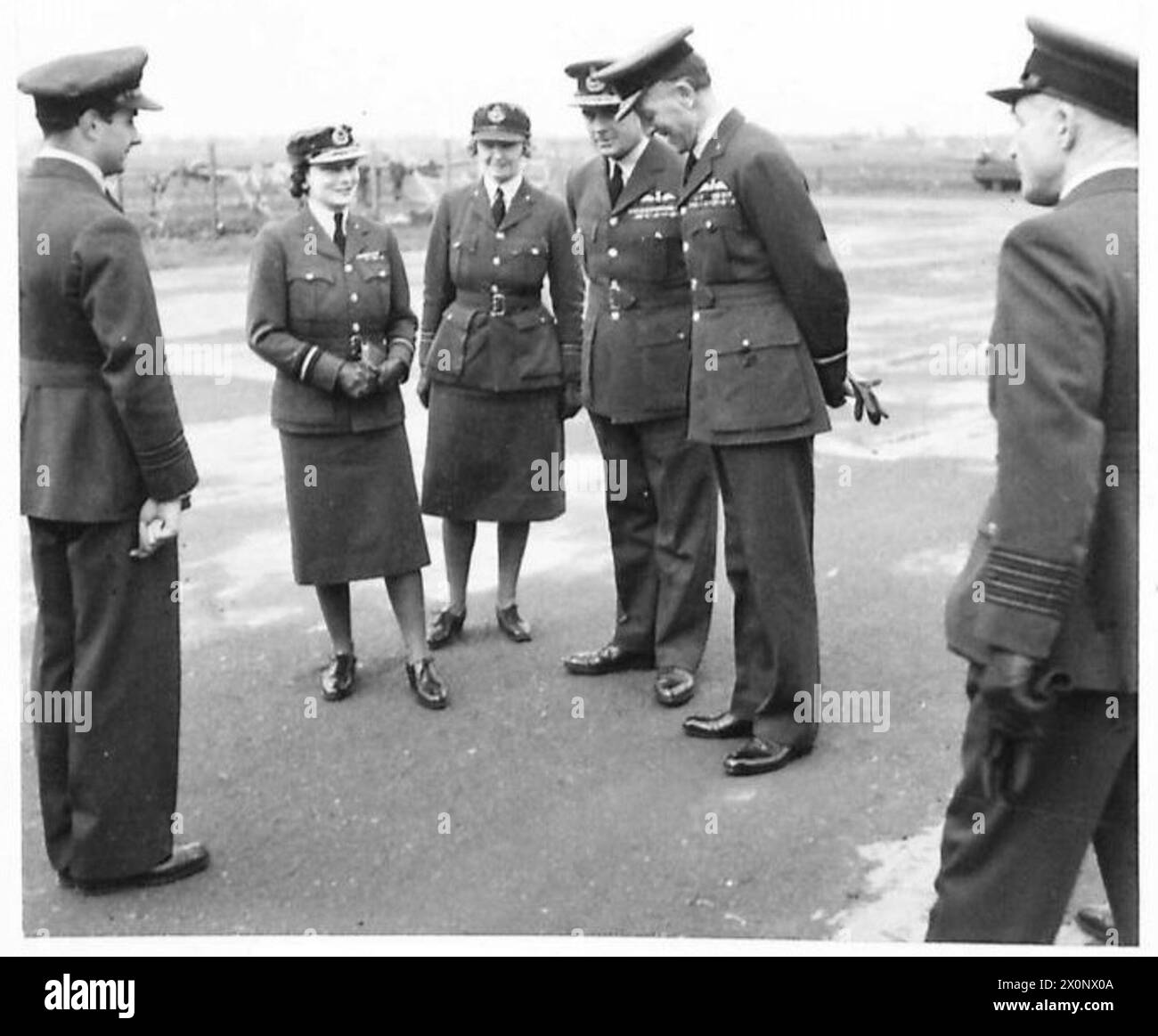 Die Herzogin von Gloucester spricht mit Offizieren der Royal Air Force bei ihrer Ankunft in Nordirland. Stockfoto