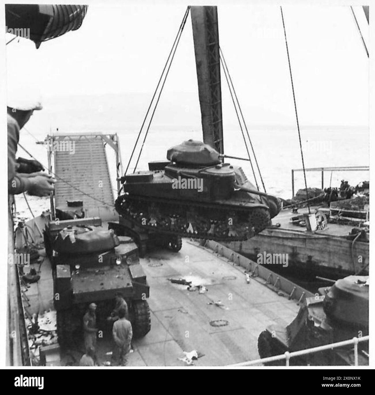 Ein amerikanischer Panzer wird auf das Deck eines Z-Boots im Nahen Osten abgesenkt. Stockfoto