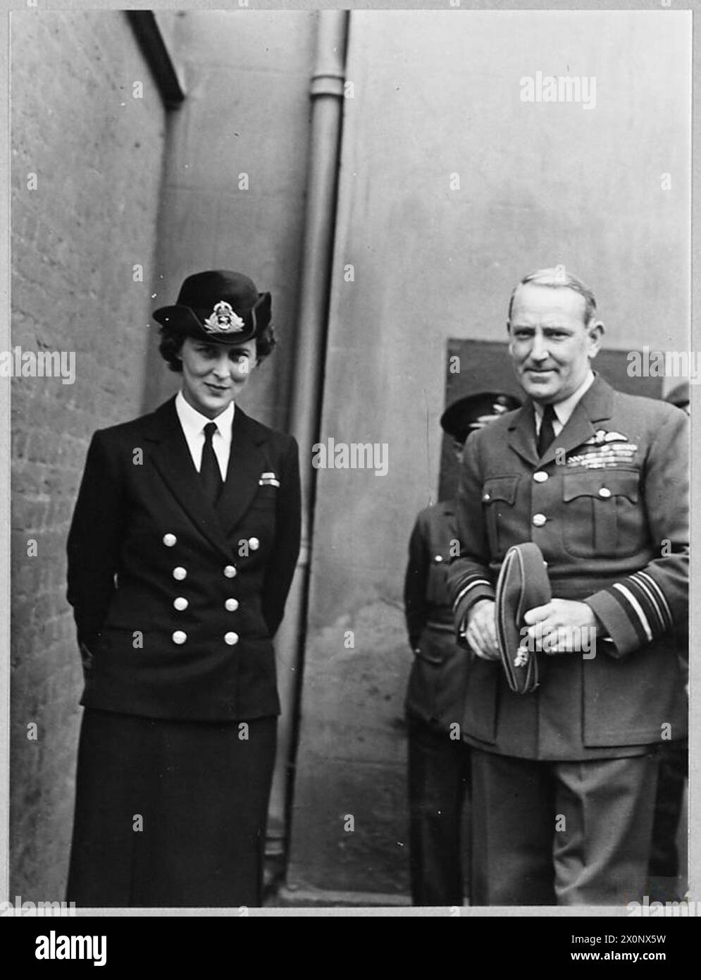 DIE HERZOGIN VON KENT BESUCHT DAS HAUPTQUARTIER DER TAKTISCHEN LUFTWAFFE - AM 26. JULI 1944. die Herzogin von Kent besuchte das Hauptquartier der 2. Tactical Air Force und erhielt den gemeinsamen Kriegsraum der 2. TAF und 9. USAAF, den beiden taktischen Luftstreitkräften, die sich für die Unterstützung der alliierten Armeen in der Normandie engagierten. Die Herzogin wurde von Air Marshal Sir Arthur Coningham, KCB.,DSO.,MC.,DFC.,AFC. Empfangen, kommandierte 2nd Tactical Air Force, R.A.F. Picture (ausgestellt 1944) zeigt H.R.H. die Herzogin von Kent, zusammen mit Air Chief Marshal Sir Arthur Coningham, während ihres Besuchs im 2nd Tactical Air Force Hauptquartier. Fotografisch ne Stockfoto