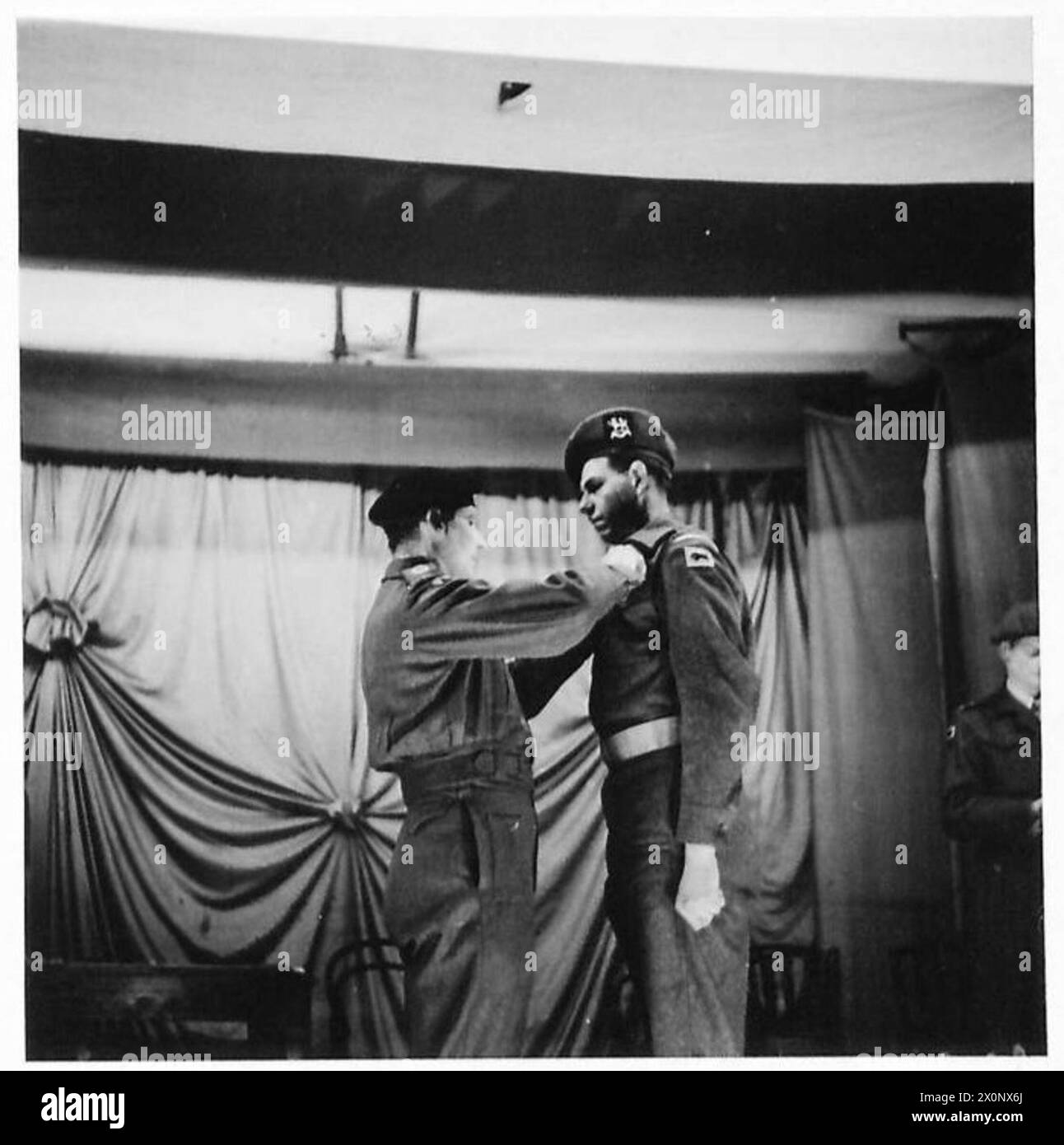 Major L.P. Northey von 1 Herefords erhält das Militärkreuz während einer Einführungszeremonie mit der 11. Panzerdivision. Stockfoto