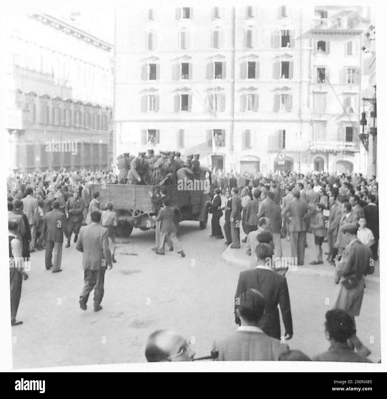 ITALIEN : SZENEN, IN DENEN ROM SICH DER FÜNFTEN ARMEE UNTERWIRFT - in diesem Gebäude haben sich die Faschisten vor der rasenden Menge geflüchtet, die die Türen zwang, in das Gebäude eindrang und Gewehre und Revolver feuerte. Fotografisches negativ, britische Armee Stockfoto