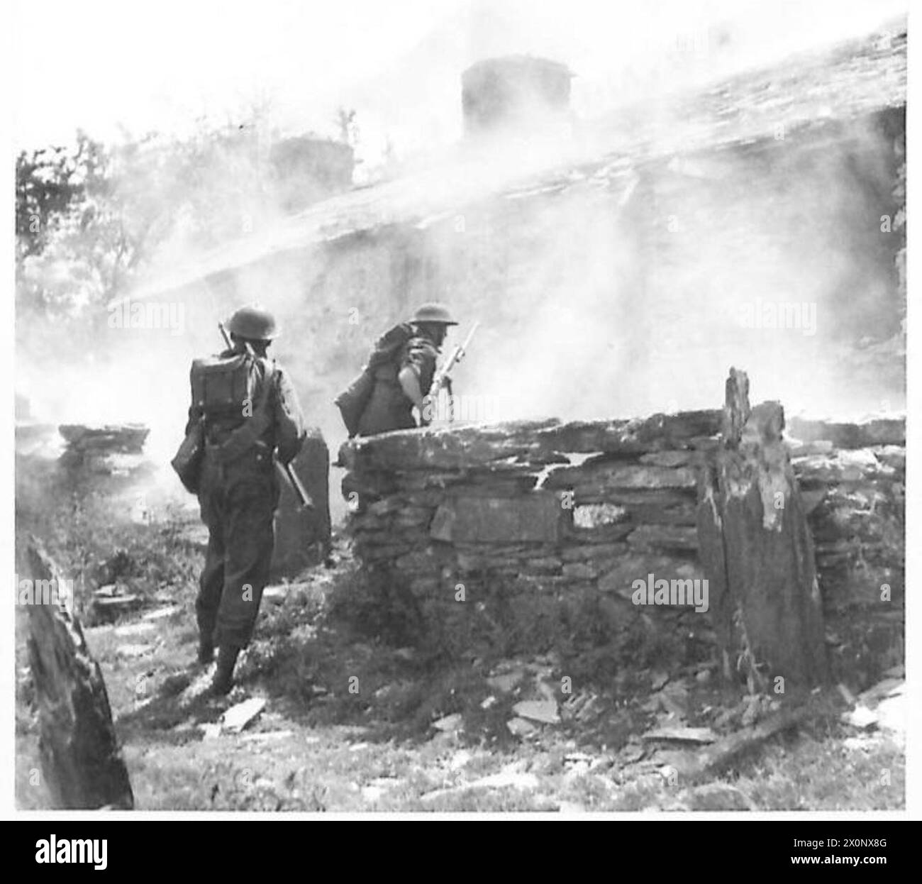 Foto mit der Darstellung der britischen Armee in den Jahren 1939 bis 1945, die Soldaten, Ausrüstung und Militäroperationen auf Heimatboden während des Zweiten Weltkriegs zeigt Stockfoto Foto mit der Darstellung der britischen Armee in den Jahren 1939 bis 1945, die Soldaten, Ausrüstung und Militäroperationen auf Heimatboden während des Zweiten Weltkriegs zeigt Stockfoto