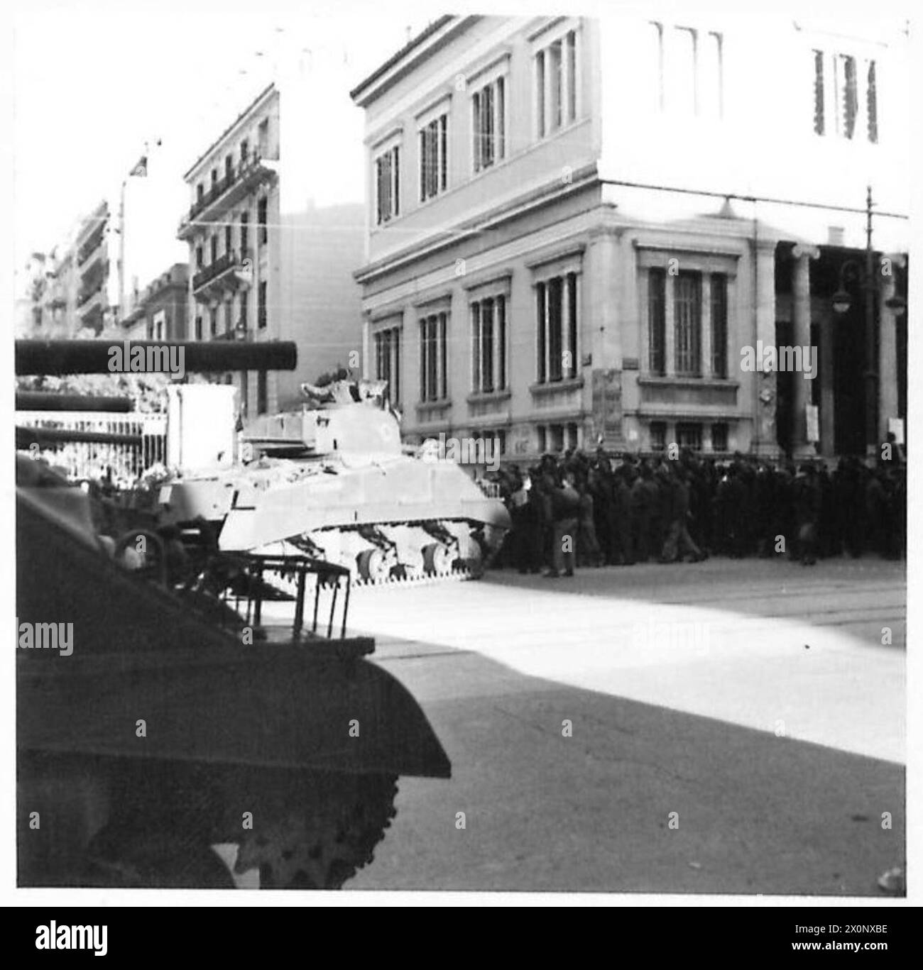 Panzer wurden in Athen eingesetzt, um zu verhindern, dass Menschenmassen während der Unruhen in die Universitätsstraße eindringen, ohne den Befehl zu feuern. Stockfoto