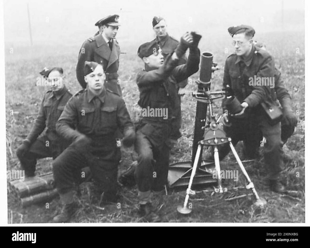 DER DUKE OF KENT IN SCHOTTLAND – während der Inspektion sah der Duke of Kent Truppen, die einen 3' Grabenmörser trainierten. Fotografisches negativ, britische Armee Stockfoto