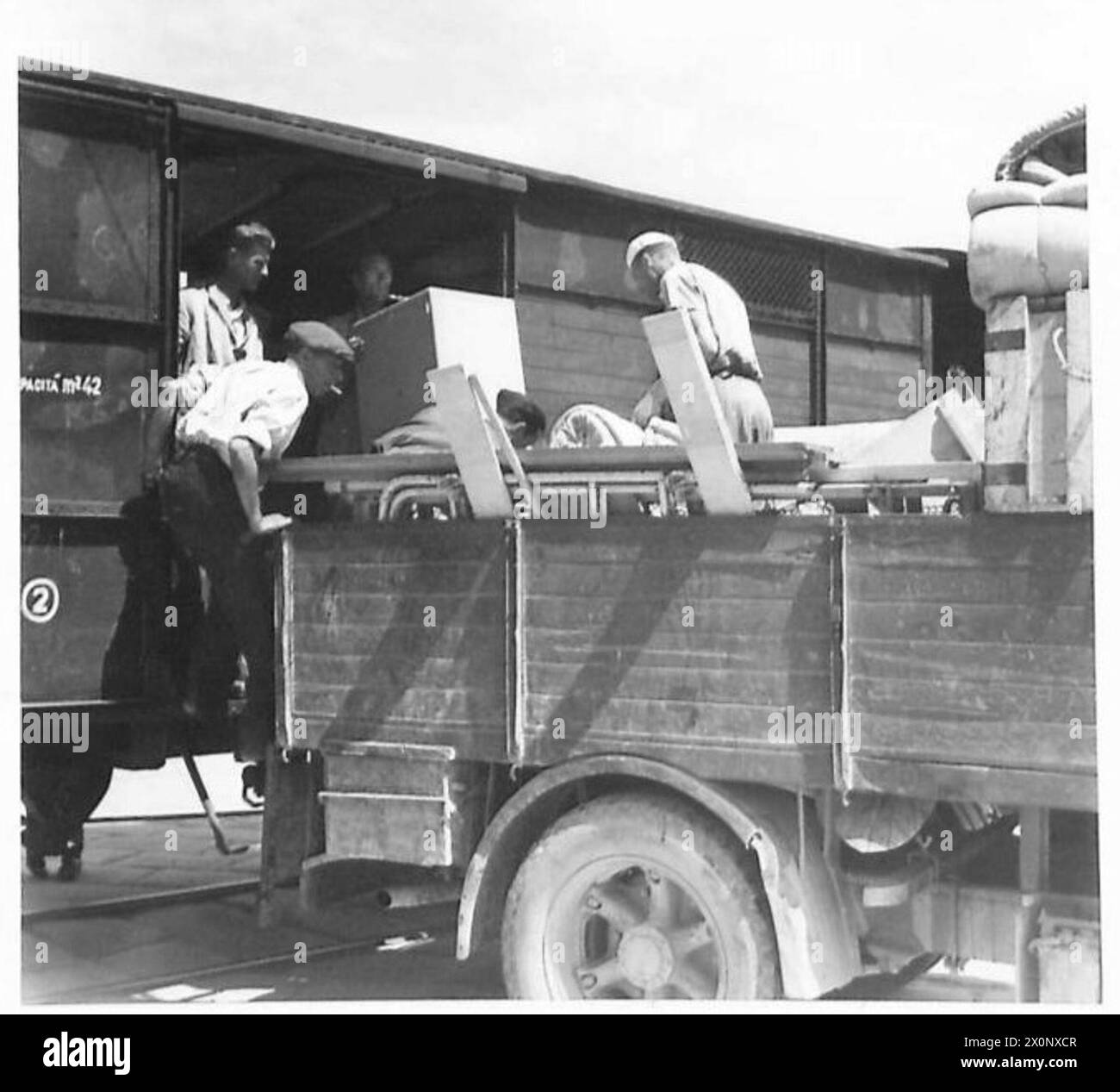 Jugoslawische Partisanen beladen Eisenbahnwaggons an der Uferpromenade in Triest. Fotografisches negativ, britische Armee. Stockfoto