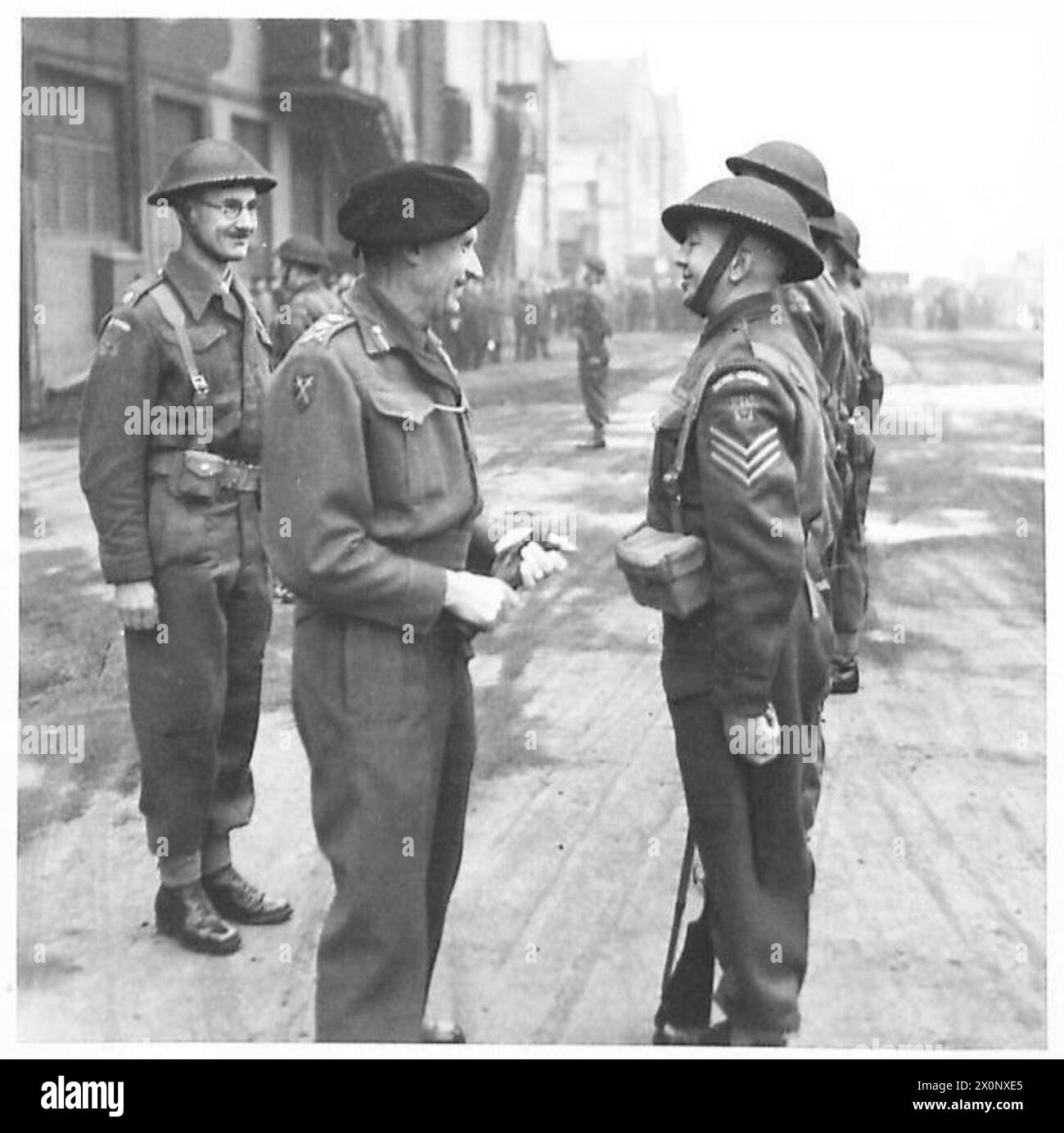 General Montgomery spricht mit einem Sergeant der Ehrengarde in Birmingham. Fotografisches negativ dokumentiert die Interaktion. Stockfoto