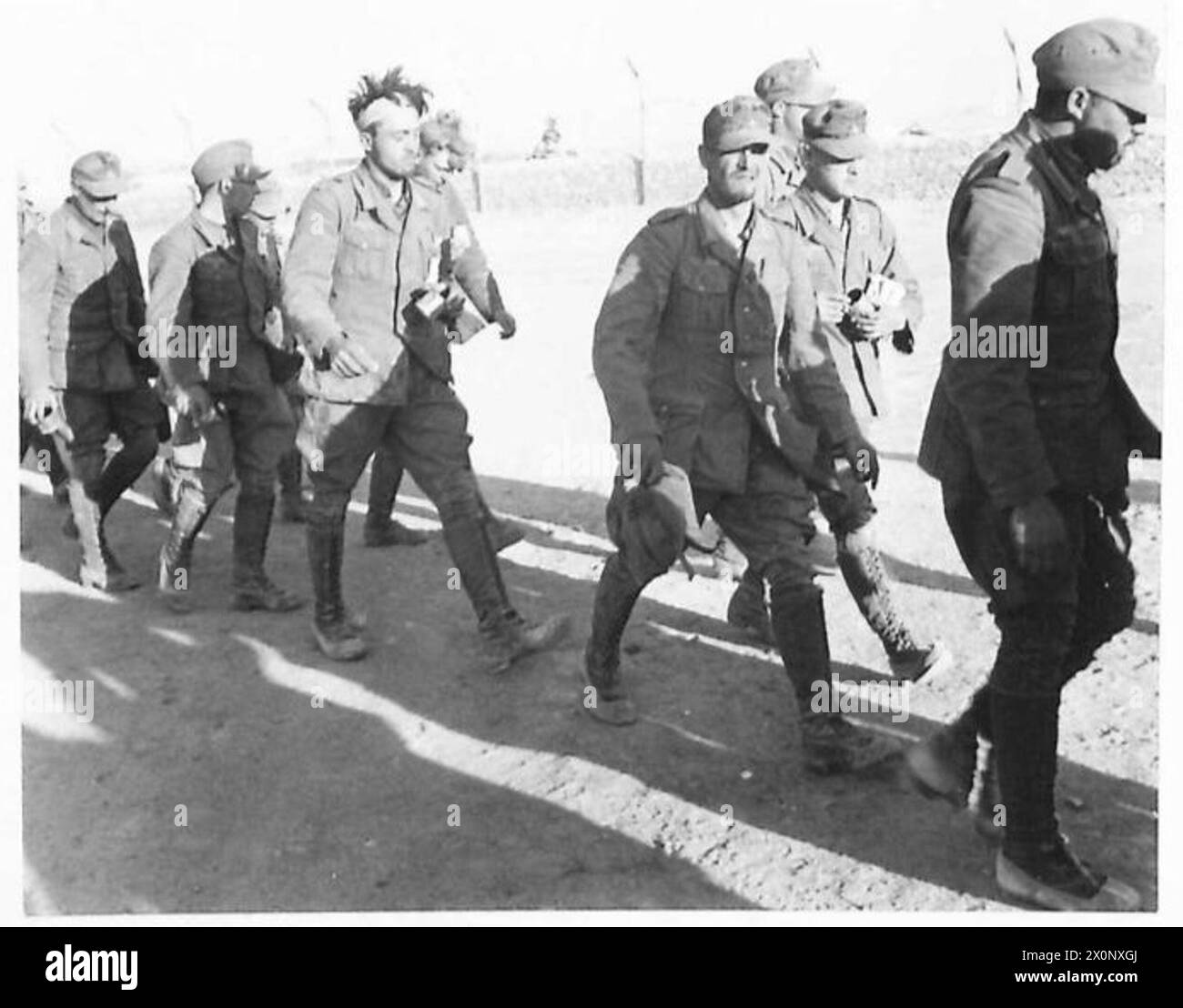 Vor Kurzem kommen deutsche Soldaten in einem Gefangenenlager in der Westwüste an, einige haben Wunden erhalten. Stockfoto
