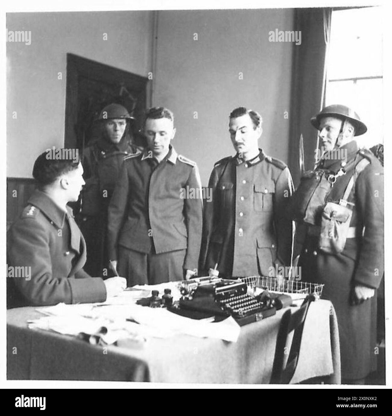 "SICHERHEITSWOCHE" - Ein SCHOTTISCHES EXPERIMENT - zwei gefangengenommene "Deutsche" werden verhört. Fotografisches negativ, britische Armee Stockfoto
