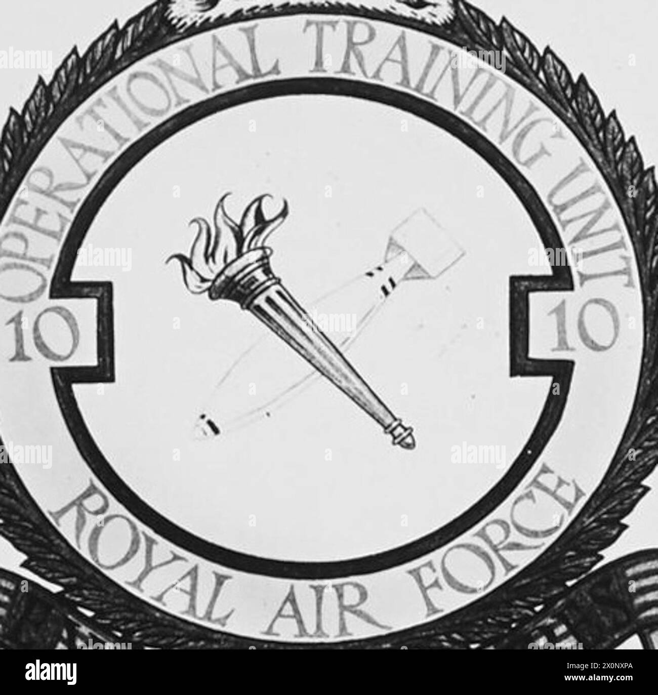 R.A.F. BADGES - das Emblem der Nr. 10 Operational Training Unit, R.A.F. 'EX SCIENTIA VIRES'. Fotografisches negativ, Royal Air Force Stockfoto