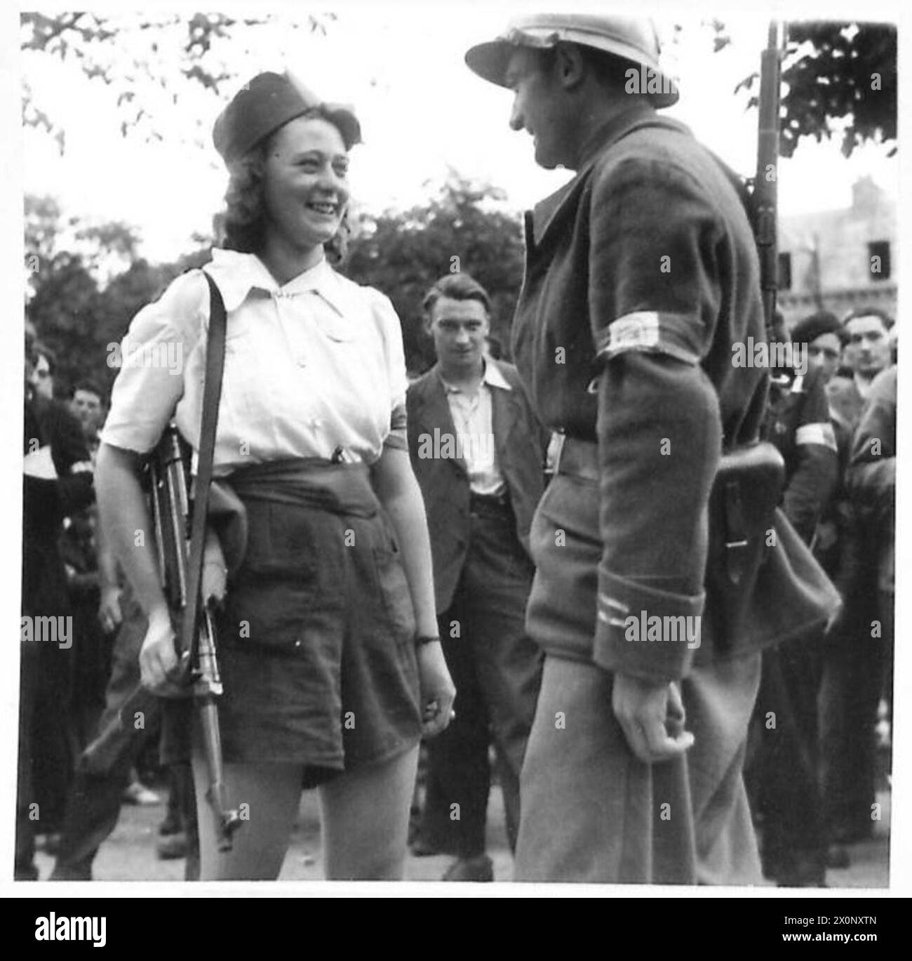 Foto des 19-jährigen französischen Widerstandskämpfers Simone Segouin in Chartres, Mitglied der FTFF, der 25 deutsche Gefangene in Erwartung der Ankunft von General de Gaulle gefangen nahm. Stockfoto Foto des 19-jährigen französischen Widerstandskämpfers Simone Segouin in Chartres, Mitglied der FTFF, der 25 deutsche Gefangene in Erwartung der Ankunft von General de Gaulle gefangen nahm. Stockfoto