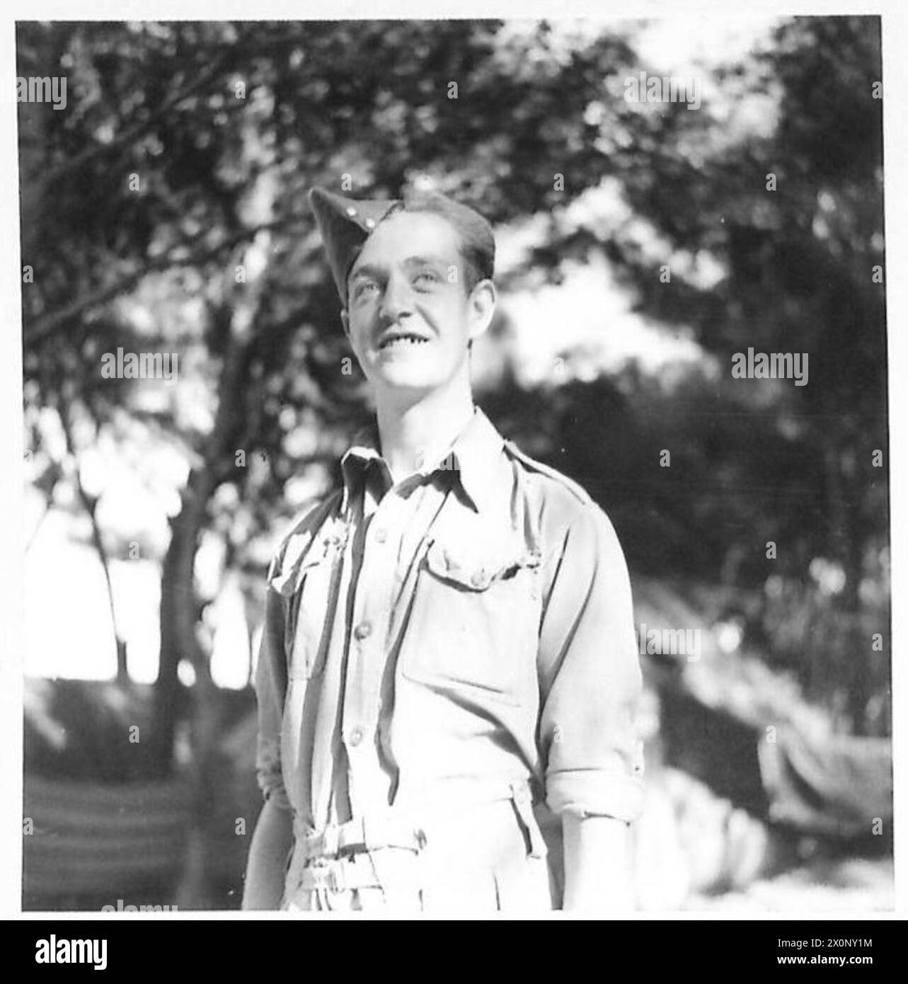 Der private T. Rotherham von der 3. Coldstream Guards ist auf einem Foto identifiziert, das in einem Erholungsheim in Nordafrika aufgenommen wurde. Das Bild gibt Einblicke in den Genesungsprozess der während des nordafrikanischen Feldzugs verwundeten Soldaten. Stockfoto