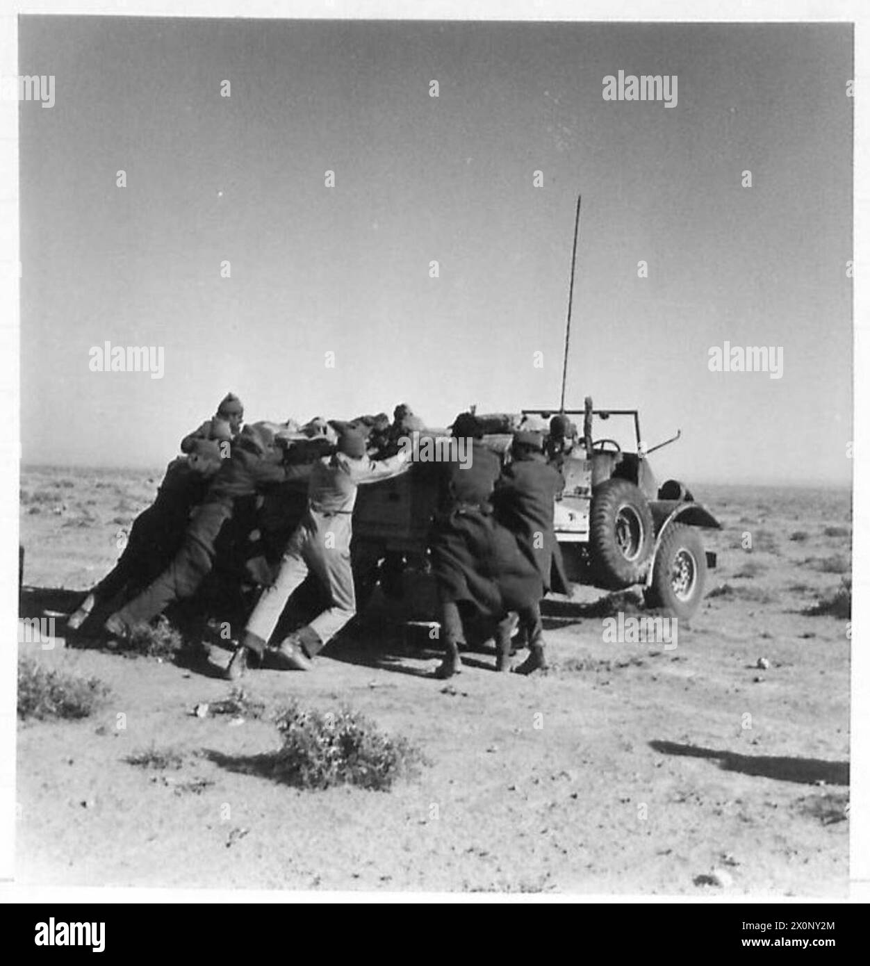 In El Adem benötigte ein Lastwagen einen Schub, um nach einer Pause während seiner Rückfahrt zu den Linien der britischen Armee wieder zu starten. Das Bild ist ein fotografisches negativ der britischen Armee. Stockfoto