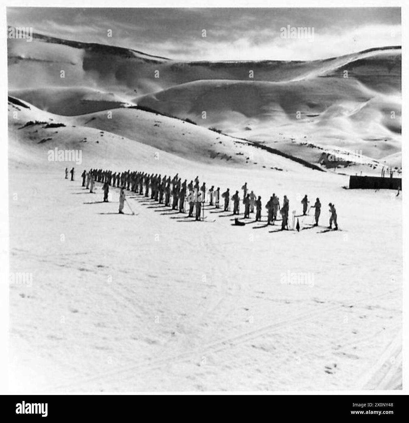 Skitruppen der britischen Armee werden in einer Trainingsparade auf Skiern gezeigt, die in einem fotografischen negativ dokumentiert ist. Stockfoto