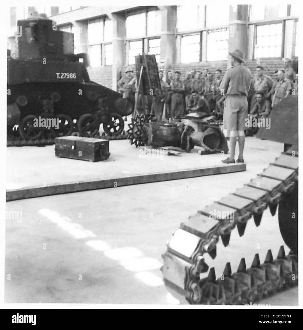 Eine Vorlesung des Royal Ordnance Corps im Nahen Osten zeigt die Montage eines amerikanischen Panzers. Stockfoto