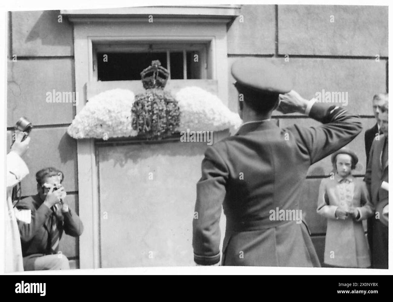 Air Vice Marshal Embry, CB., DSO., zwei Bars, DFC., AFC. legt einen Kranz und grüßt während einer Zeremonie zu Ehren der Opfer von Bombenanschlägen, die RAF Tribut und Erinnerung repräsentiert. Stockfoto