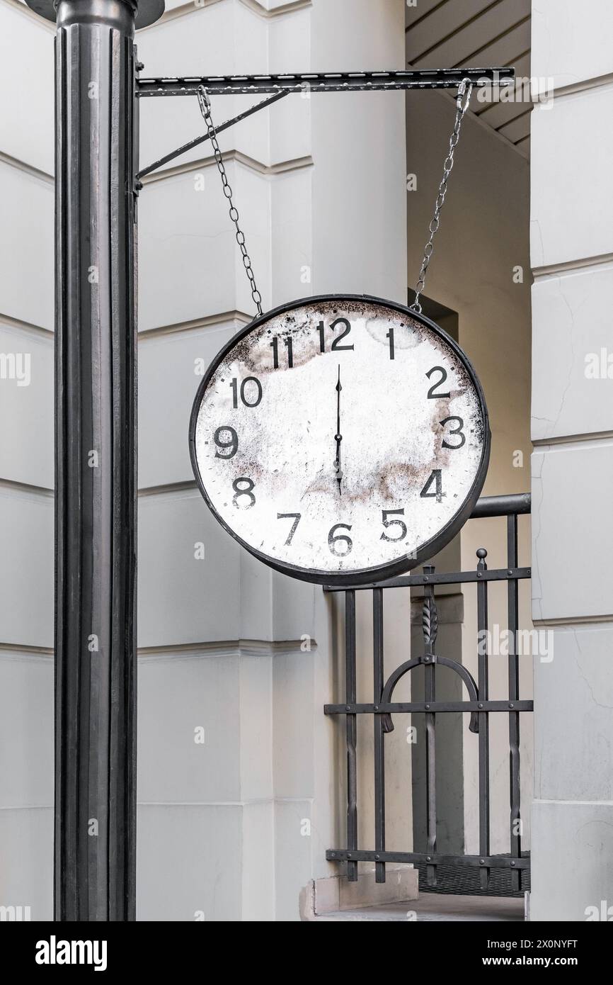 Zwölf Uhr auf dem Zifferblatt der Vintage-Uhr. Mechanische Zeiger und Zifferblatt einer runden alten Uhr. Stockfoto
