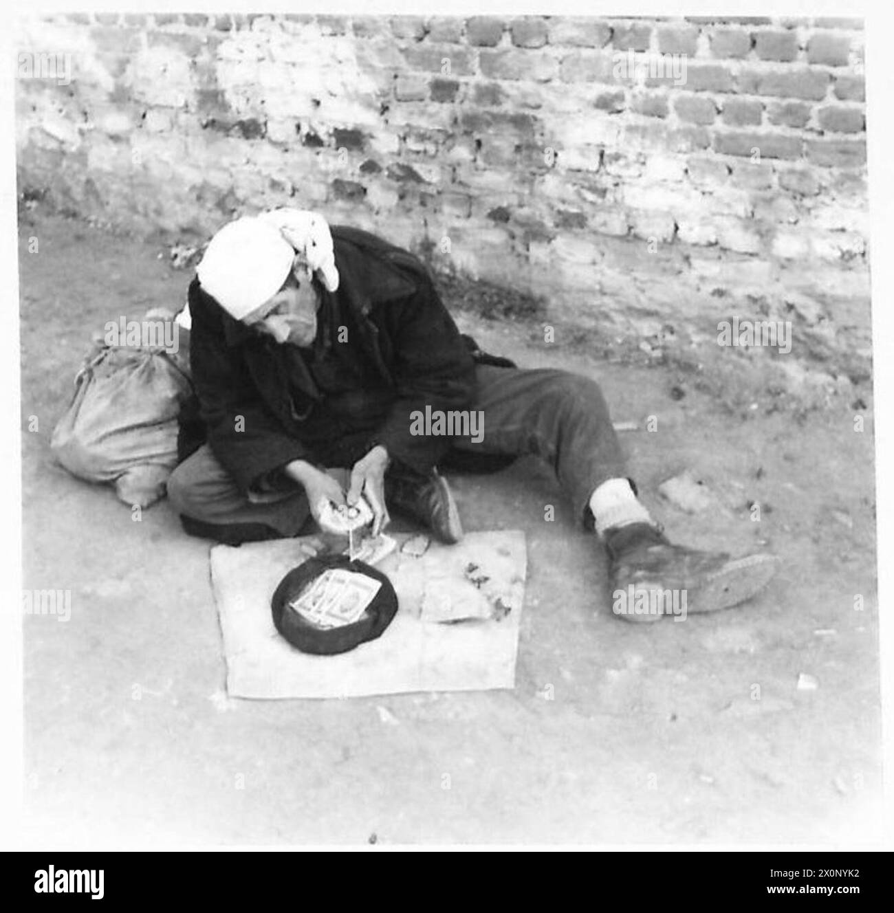 DIE SCHALE, DIE GRIECHENLAND WAR - Ein schreckliches Zeugnis der Armut - ein Bettler! Fotografisches negativ, britische Armee Stockfoto
