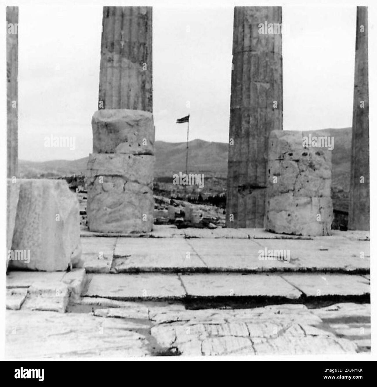 Die griechische Flagge wird von der Akropolis in Athen aus gesehen, was die Rückkehr zum normalen Leben markiert. Fotografisches negativ dokumentiert die Szene während der Operationen der britischen Armee in Griechenland. Stockfoto