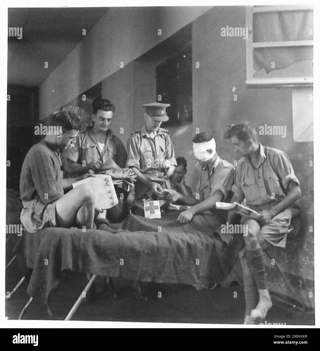 Geschenke der Roten Kreuz-Gesellschaft werden an Patienten in einem Krankenhaus in Tobruk verteilt. Fotografisches negativ der britischen Armee. Stockfoto
