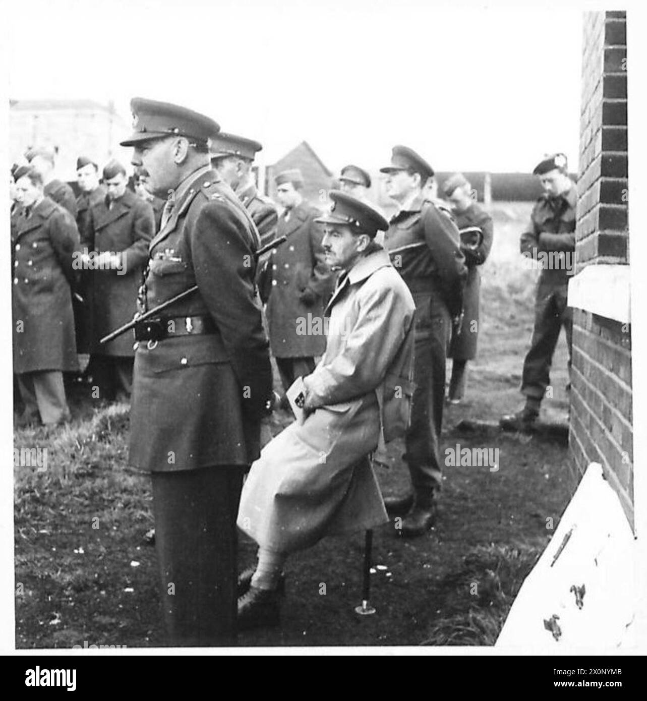 Major General D.G. Johnson und Colonel G. Thompson beobachten eine Waffendemonstration in einer Trainingsschule der British Army. Stockfoto