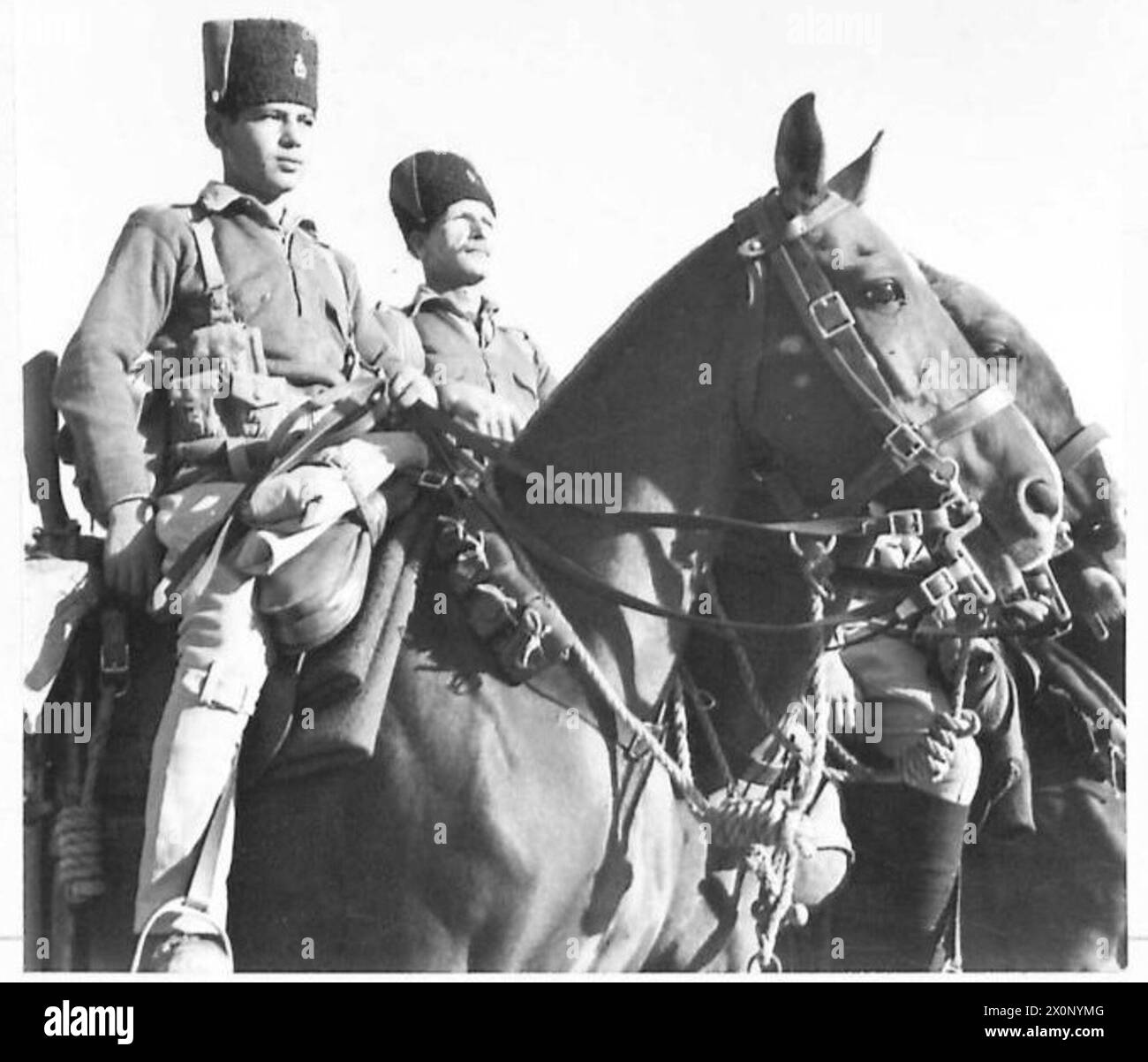 Zwei arabische Soldaten der No. 2 Squadron der Transjordan Frontier Force, dokumentiert in einem fotografischen negativ der britischen Armee. Stockfoto