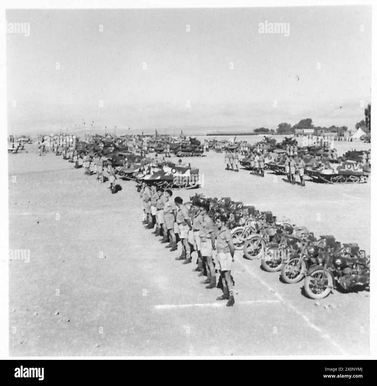 Motorradfahrer des Regiments ziehen bei der Inspektion gepanzerter Fahrzeuge auf. Fotografisches negativ, britische Armee. Stockfoto