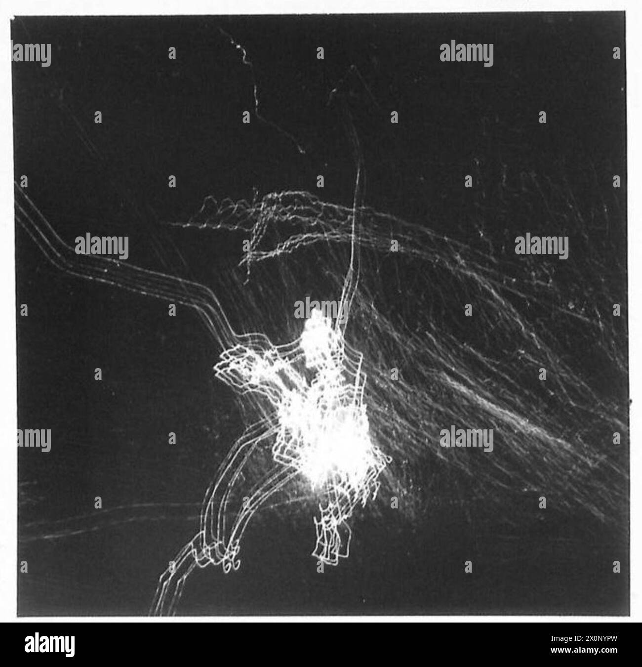 Bei nächtlichen Landungen der Alliierten südlich von Rom werden deutsche Flugzeuge über Anzio angegriffen, was die Luftabwehroperationen veranschaulicht. Stockfoto