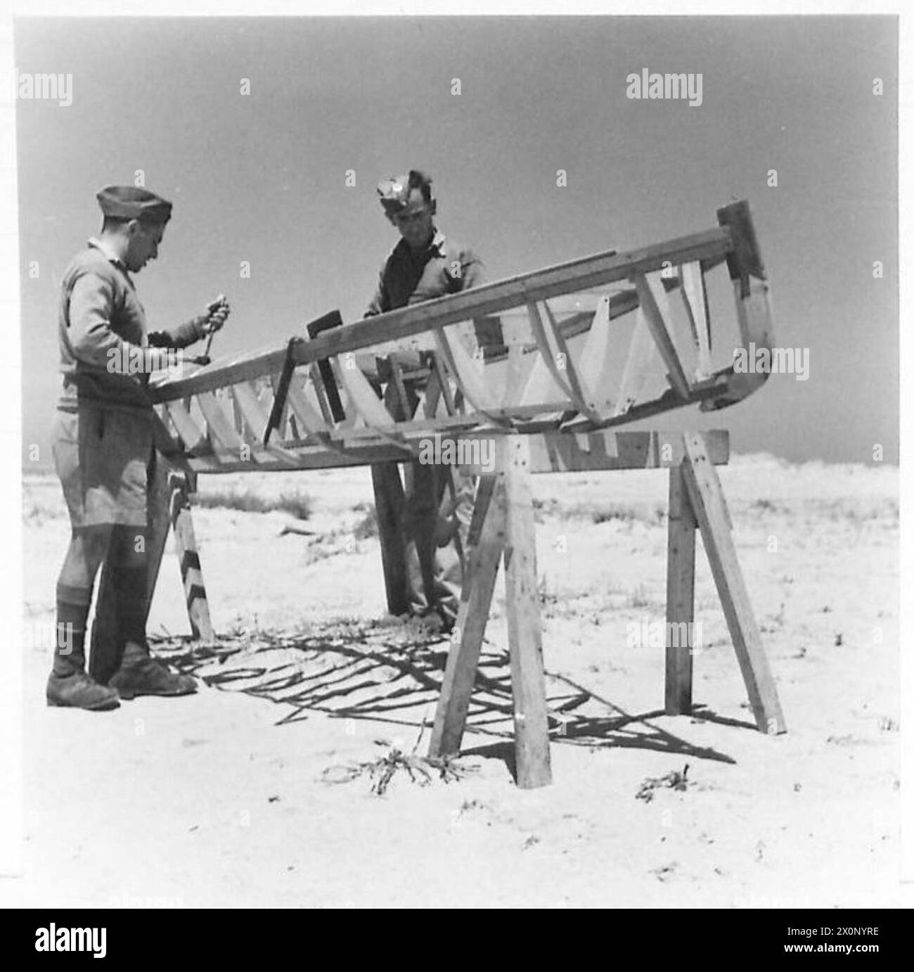 Eine palästinensische Einheit, die in Tobruk stationiert ist, baut in ihrer Freizeit ein Boot; das Foto zeigt das Schiff in einem frühen Baustadium. Fotografisches negativ. Stockfoto