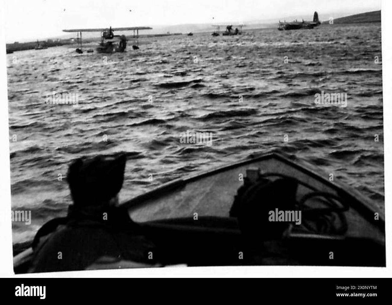 MIT DEM FLUGZEUG NACH ISLAND - der Beiboot geht zum Flugboot Sollum Voe. Fotografisches negativ, britische Armee Stockfoto