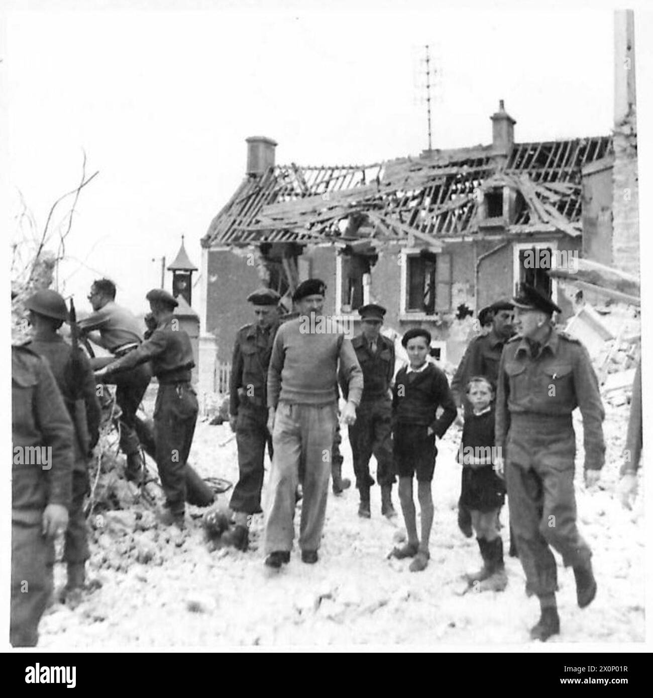 DIE BRITISCHE ARMEE IM NORMANDIE-FELDZUG 1944 – General Bernard Montgomery inspiziert in Begleitung von Armee- und Marineoffizieren die Hafenanlagen in Port-en-Bessin, 10. Juni 1944 Stockfoto