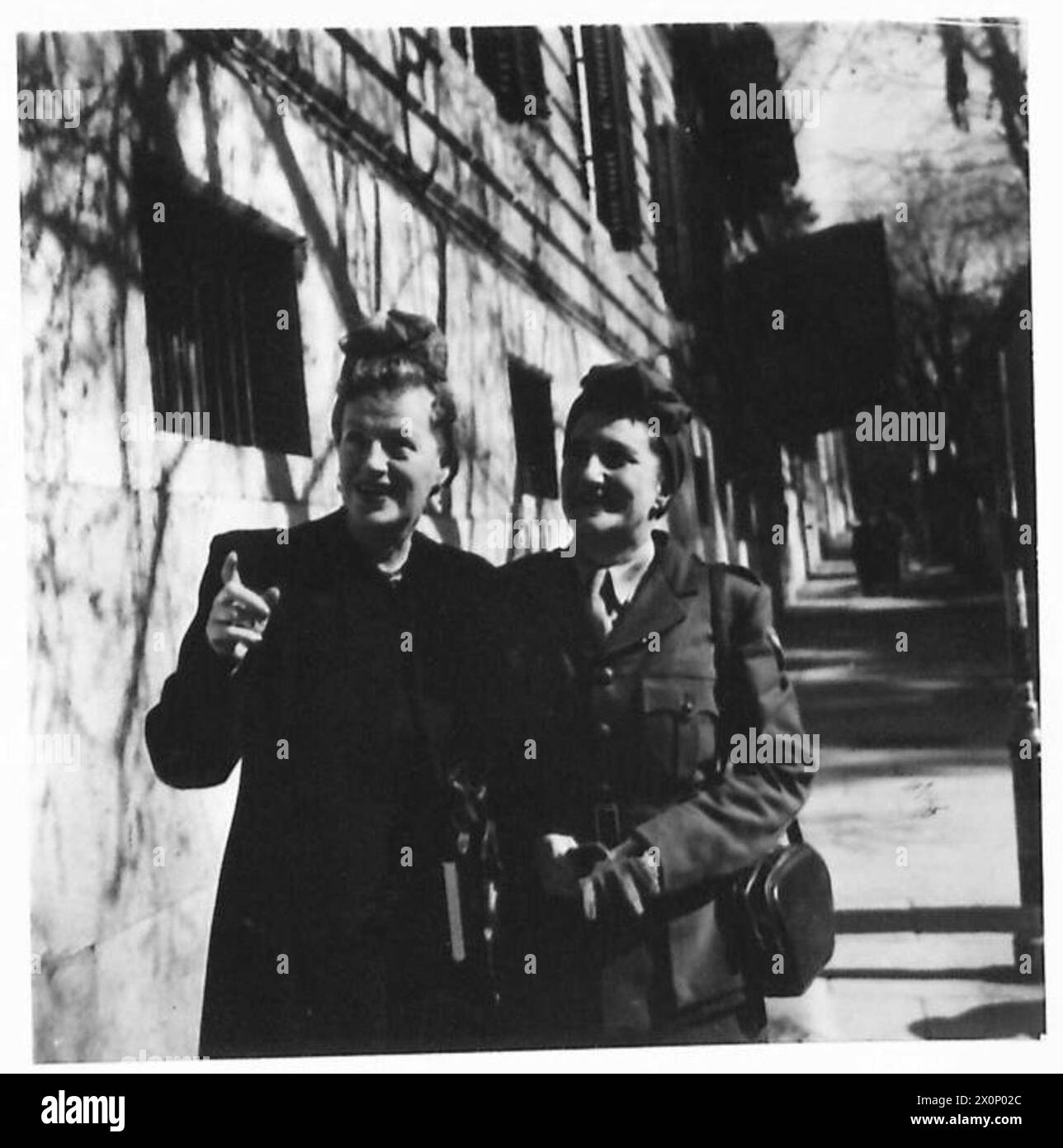 Miss Gracie Fields und Miss Biddick von ENSA Welfare nehmen am Finale des C.M.F. Arts Festivals 1946 in Rom teil. Stockfoto Miss Gracie Fields und Miss Biddick von ENSA Welfare nehmen am Finale des C.M.F. Arts Festivals 1946 in Rom teil. Stockfoto