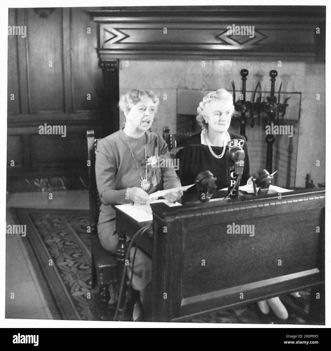 Während der Quebec Victory Conference ist Winston Churchill anwesend, während Mrs. Roosevelt und Mrs. Churchill eine gemeinsame Sendung über das CBC-System über die britische Entschlossenheit im Zweiten Weltkrieg machen Stockfoto