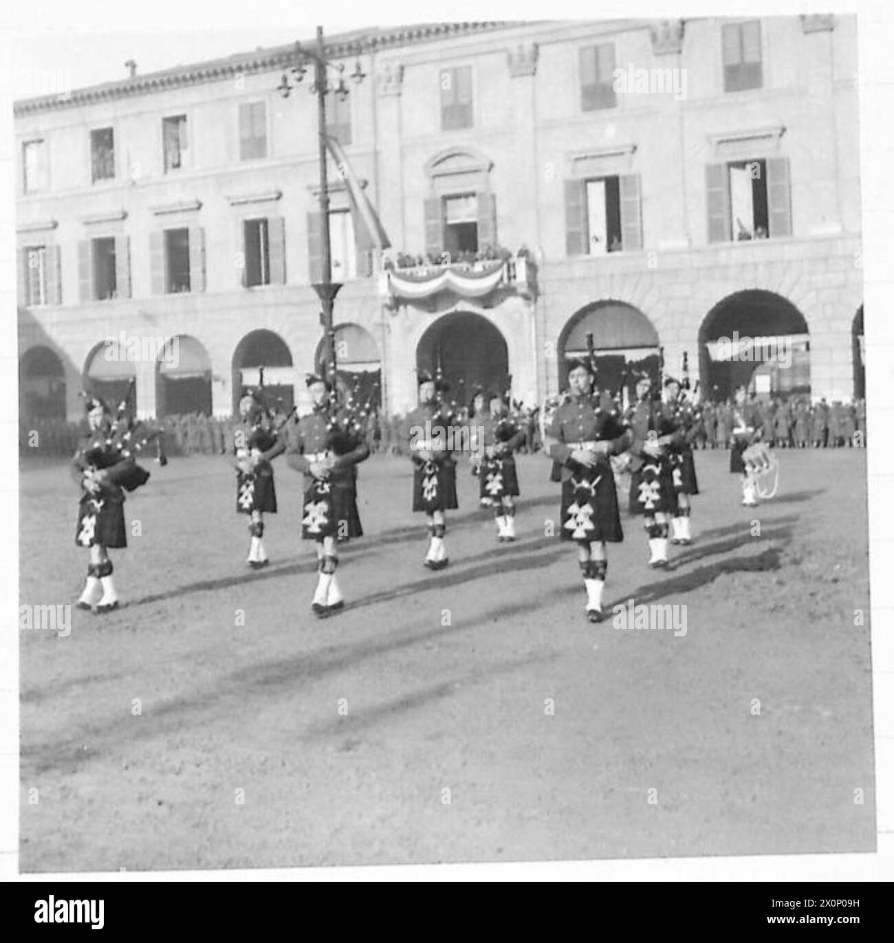 ACHTE ARMEE : GENERAL KEIGHTLEY INSPIZIERT EINHEITEN DER ITALIENISCHEN ARMEE - Drum & Pipe Band des Panzerabwehrregiments 93 unterhält die Truppen auf dem Platz von Forli vor der Ankunft des Generals. Fotografisches negativ, britische Armee Stockfoto