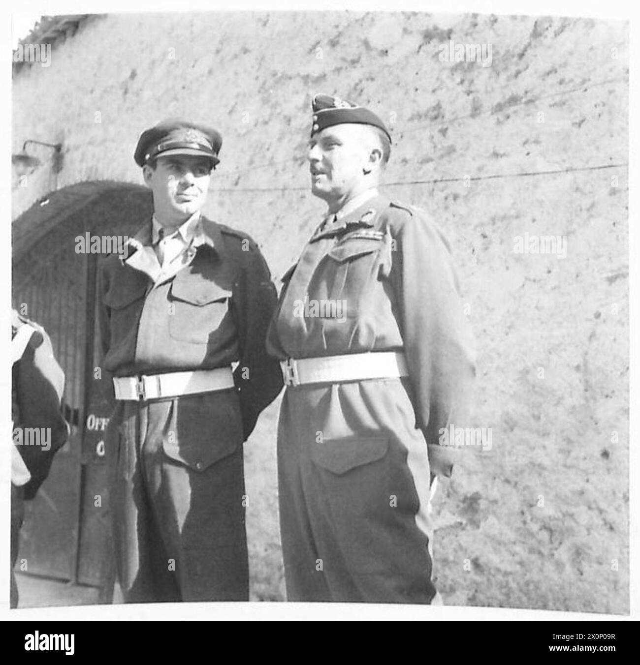 NORTH AFRICARASC ZEREMONIALMARSCH VORBEI - Major GeneralGalloway, begleitet von Lieut. Colonel R.J. Wilkinson, MBE., nimmt seine Position auf der Saluingbasis vor dem marsch ein. Fotografisches negativ, britische Armee Stockfoto