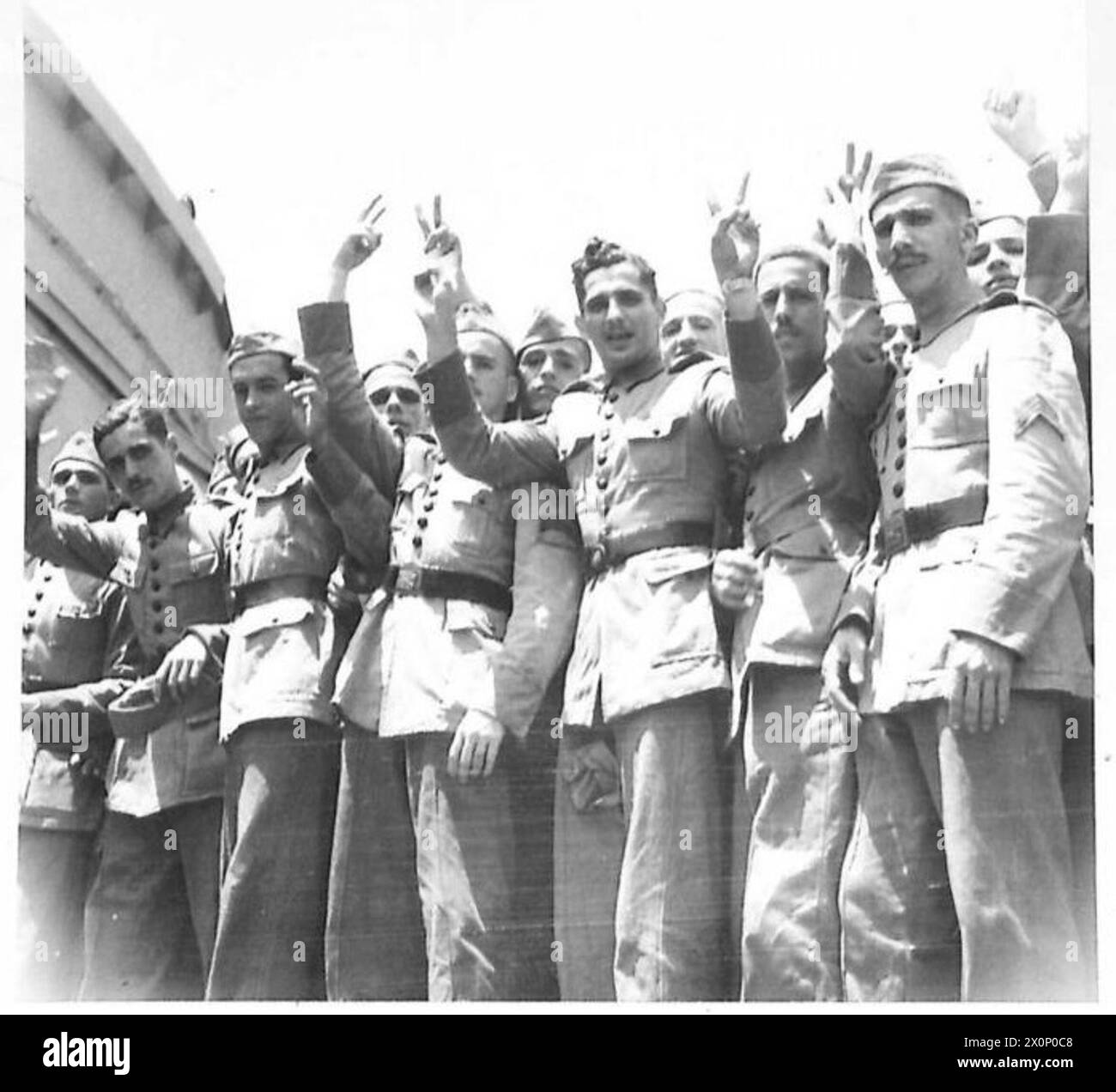 Die brasilianischen Truppen des Expeditionskorps geben bei der Ankunft in Italien das „V“-Zeichen. Stockfoto