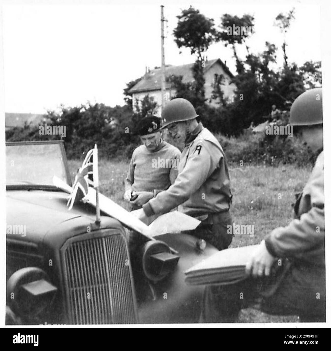 General Sir Bernard Montgomery und Generalleutnant Omar Bradley konsultieren während des Normandie-Feldzugs am 10. Juni 1944 eine Karte auf Montgomery's Staff Car in der Nähe von Port-en-Bessin. Stockfoto