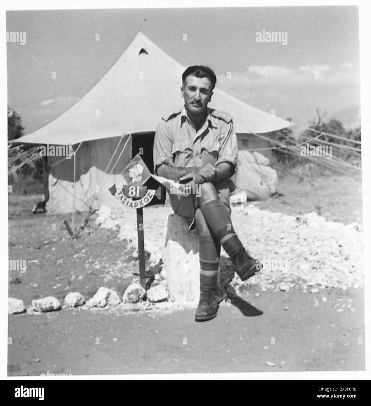 Brigadier T. Tsakalatos, Befehlshaber der 3. Griechischen Bergbrigade, ist vor seinem Zelt zu sehen, der Truppen besucht. Stockfoto